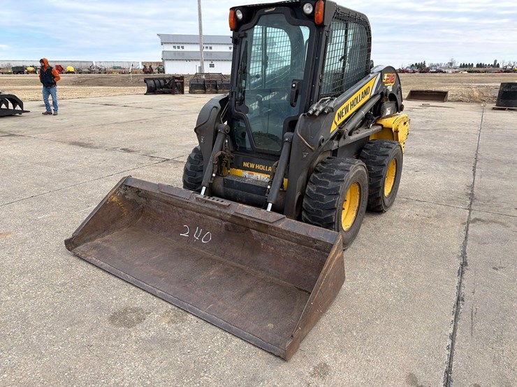 2011-new-holland-l218-image-2