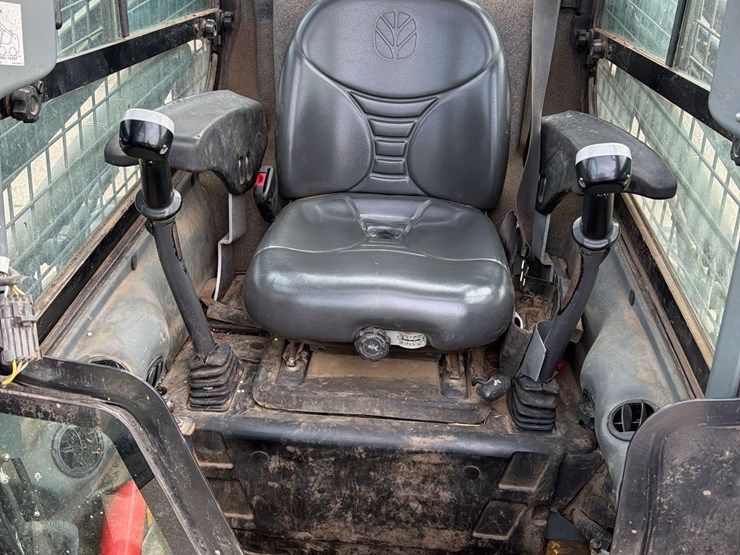 2011-new-holland-l218-image-26