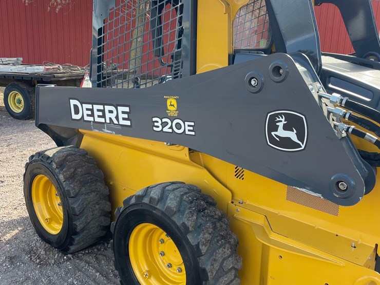 2017-deere-320e-image-5