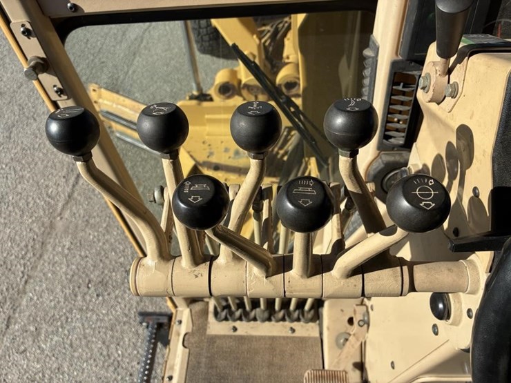 2005-caterpillar-143h-image-25