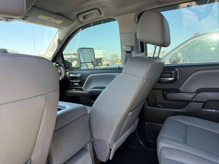 2019-chevrolet-3500hd-image-36