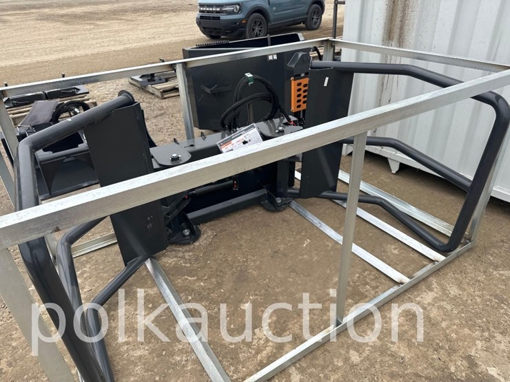 skid-steer-bale-squeeze---hydraulic-adjustable-image-1