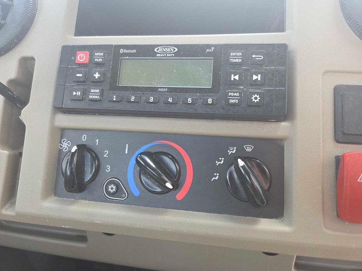 2024-john-deere-gator-image-44