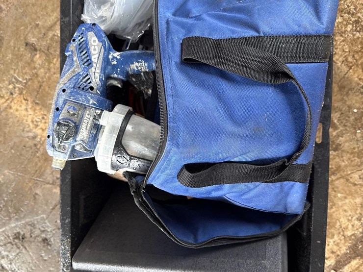 misc.-box-of-spray-guns/-drills-image-3