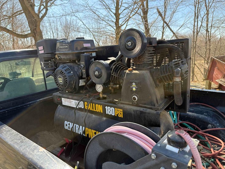 30-gal-central-pneumatic-air-compressor-image-4