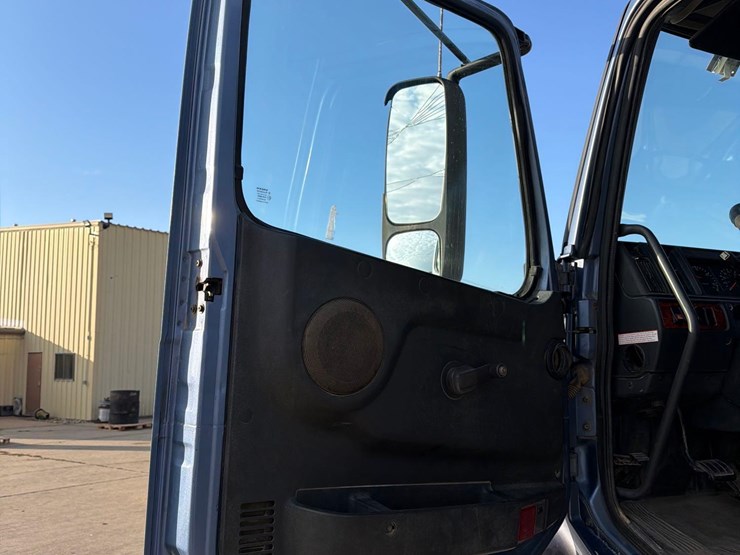 2001-volvo-vn-image-29