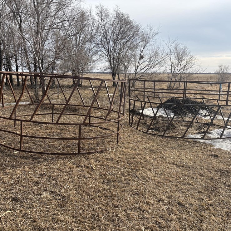 UNKNOWN ROUND BALE FEEDER