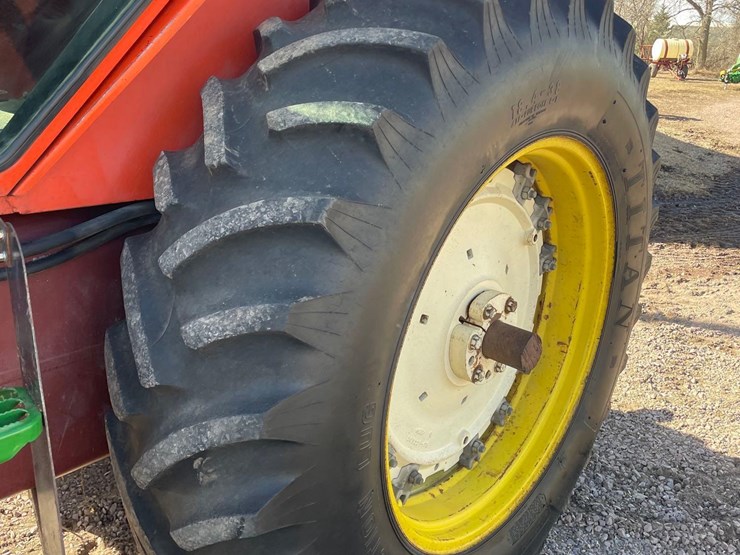 allis-chalmers-7040-2wd-tractor-image-23