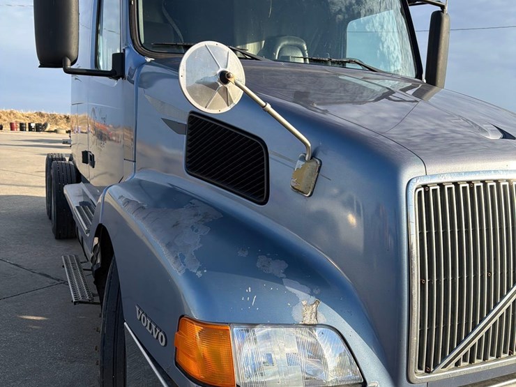 2001-volvo-vn-image-18