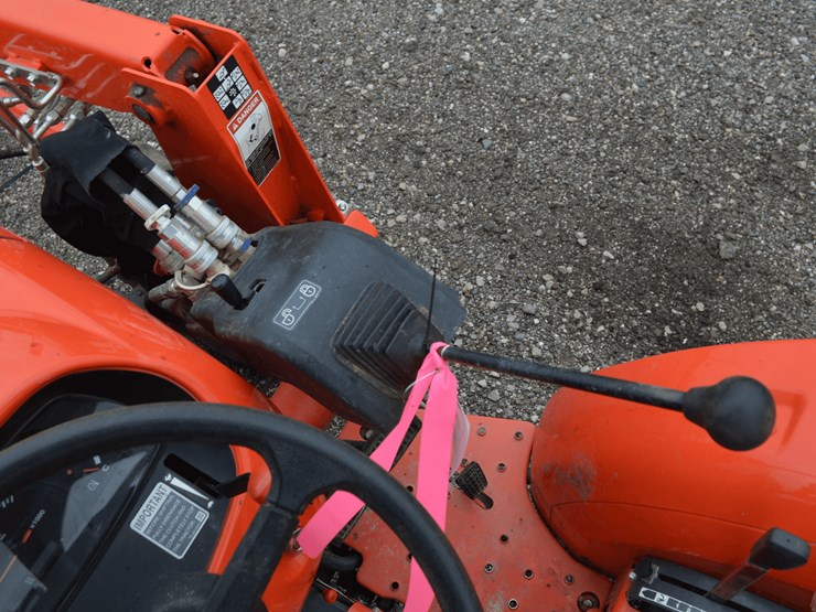 kubota-3301dt-with-la525-loader-image-12