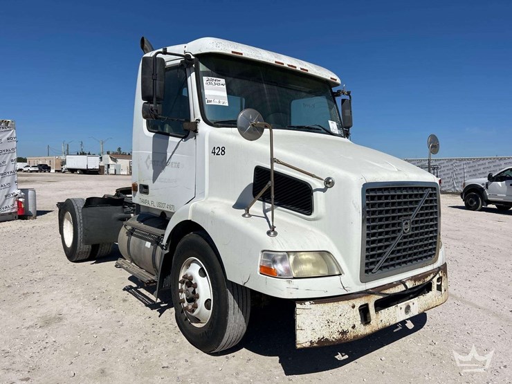 2006-volvo-vnm-s/a-day-cab-truck-tractor-image-2