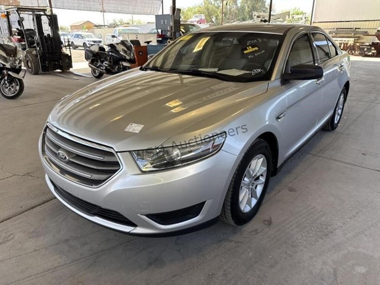 2013-ford-taurus-sdn-image-4