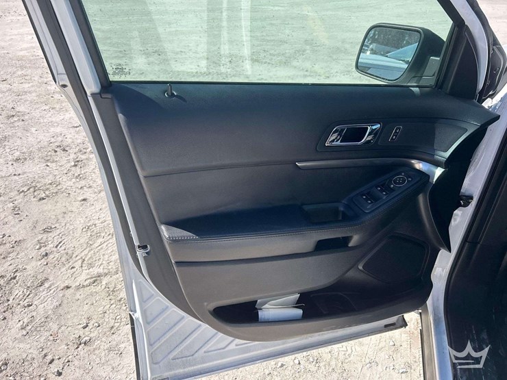 2016-ford-explorer-image-13