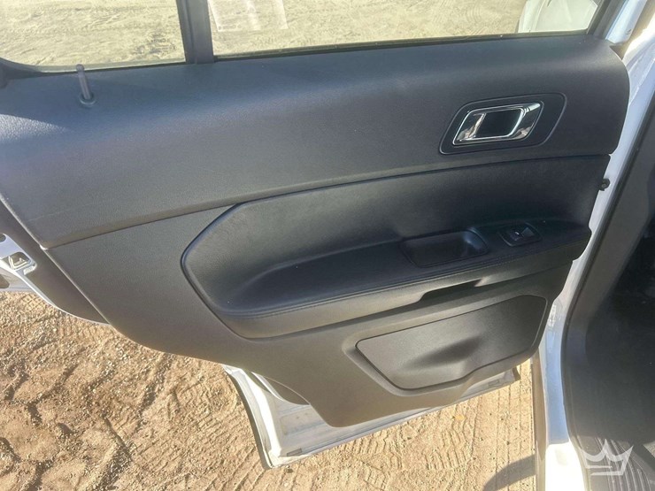 2016-ford-explorer-image-16