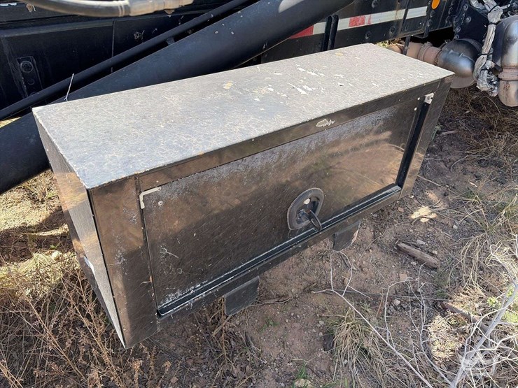 2016-freightliner-108sd-image-4