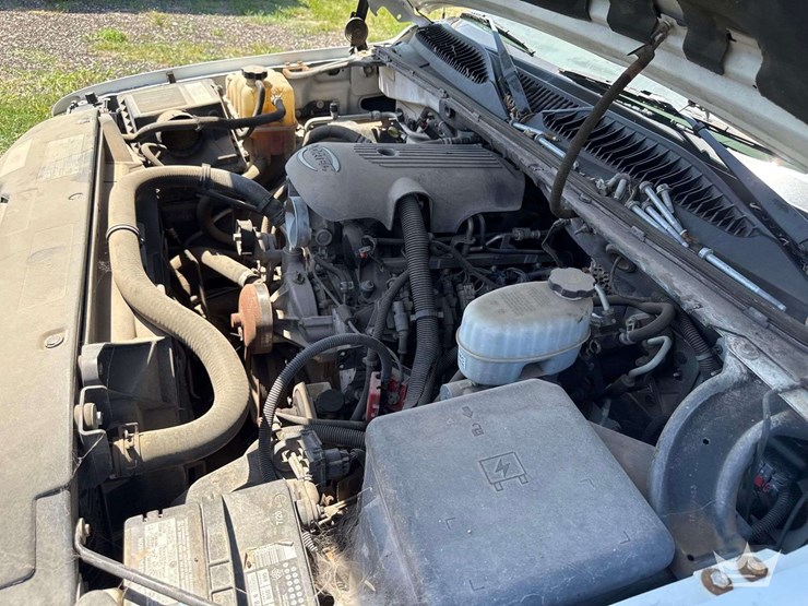 2005-chevrolet-suburban-image-11