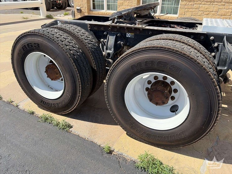 2015-peterbilt-567-image-24