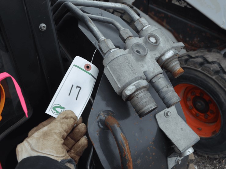 new-holland-l320-image-20