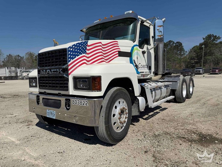 mack-t/a-day-cab-truck-tractor-image-1