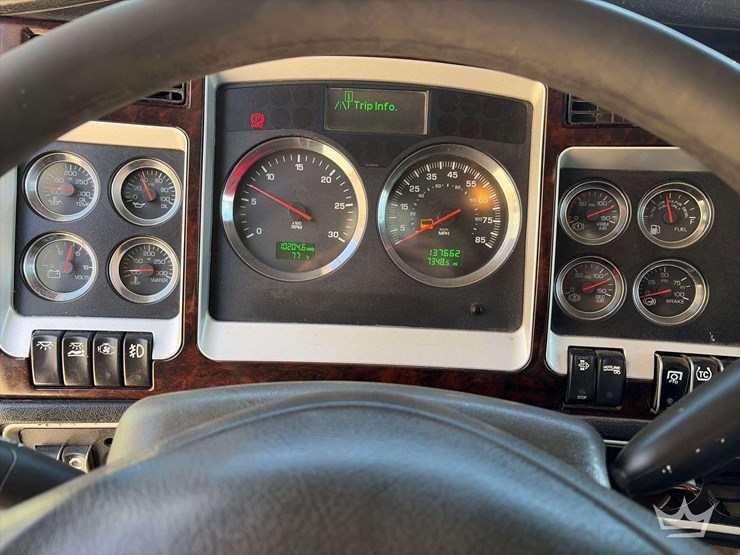 2011-kenworth-t800-image-12