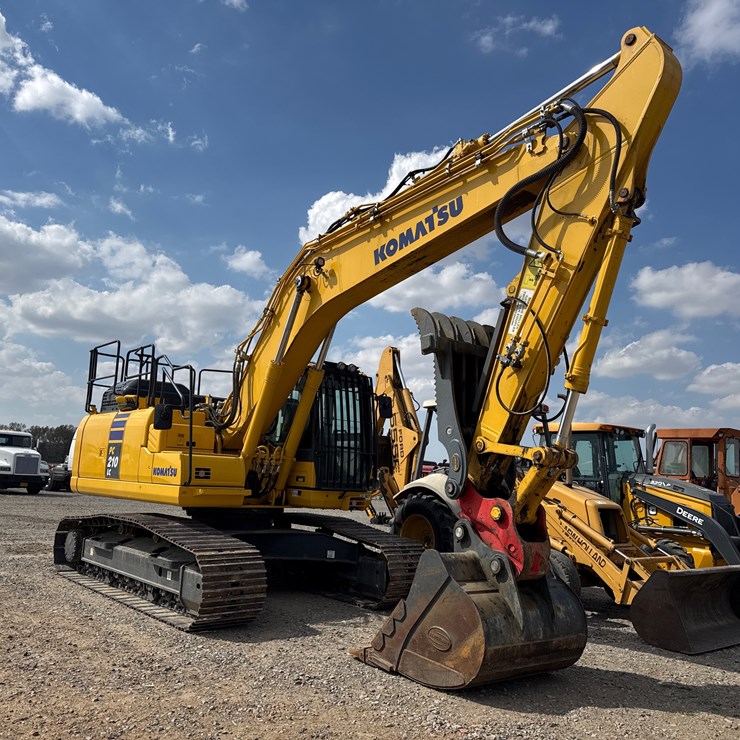 2023 KOMATSU PC210