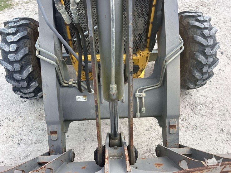 2013-volvo-bl70b-image-12