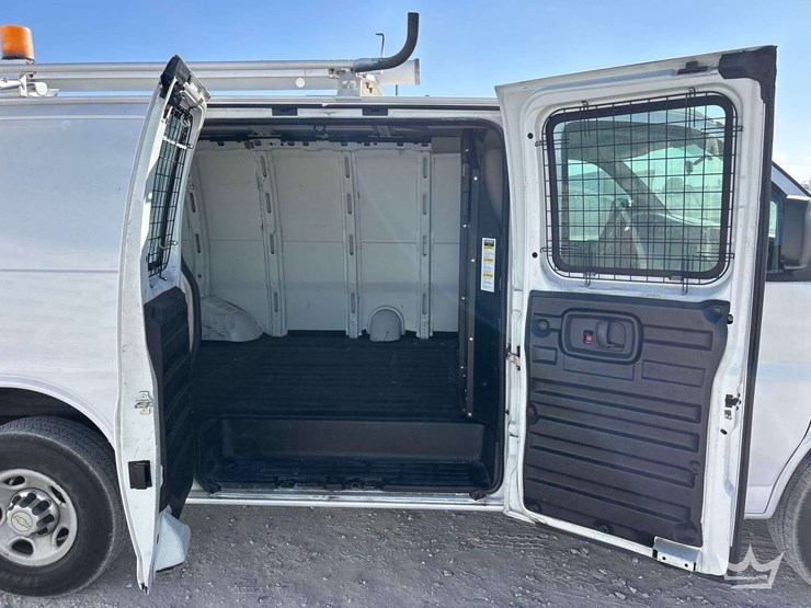 2011-chevrolet-express-2500-image-17