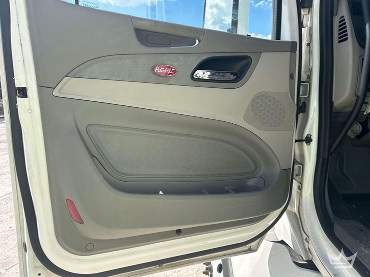 2019-peterbilt-579-image-15
