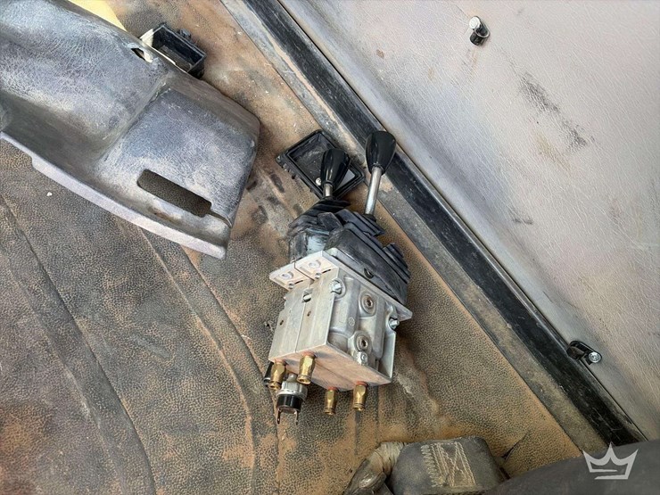 2016-freightliner-108sd-image-15