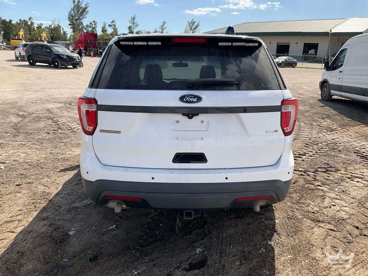 2016-ford-explorer-image-27