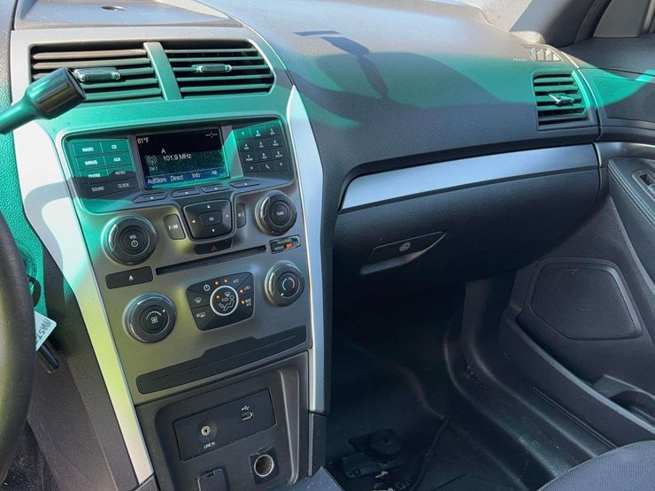 2015-ford-explorer-image-16