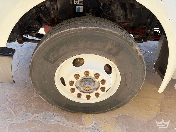 2015-peterbilt-567-image-22