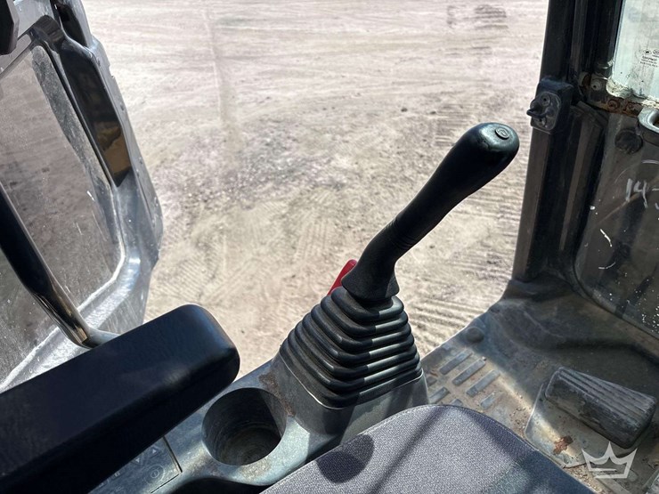 2020-komatsu-pc210-lc-image-37