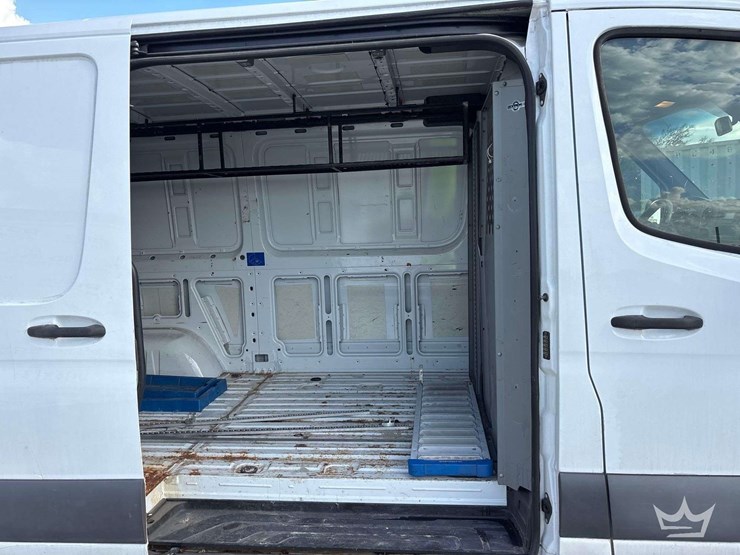 2019-mercedes-sprinter-2500-cargo-van-image-17