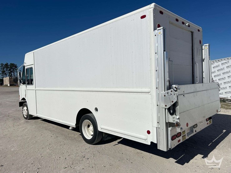 2010-workhorse-w62-image-4