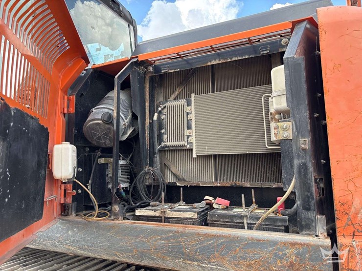 2013-hitachi-zx160-lc-image-7