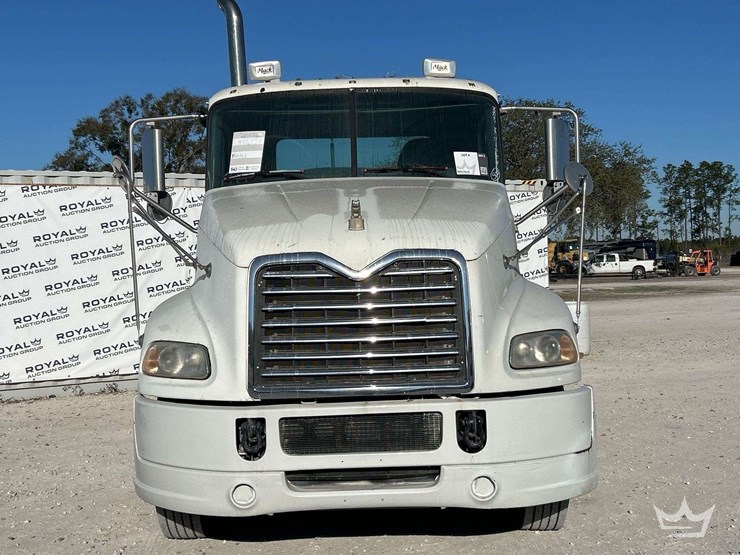 2013-mack-cxu613-t/a-day-cab-truck-tractor-image-29