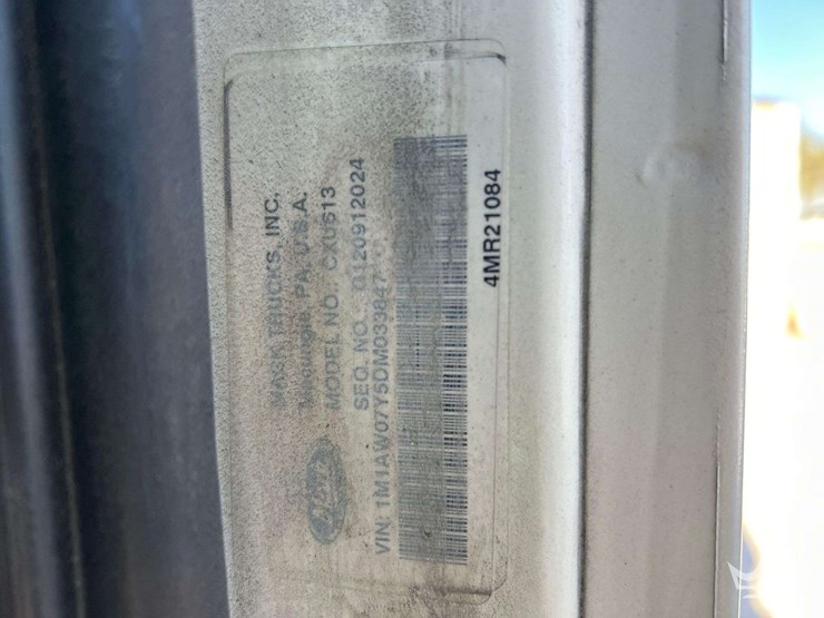 2013-mack-cxu613-t/a-day-cab-truck-tractor-image-5