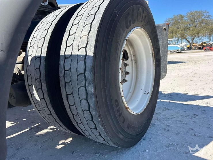 2006-volvo-vnm-s/a-day-cab-truck-tractor-image-24