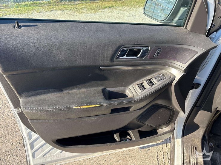 2015-ford-explorer-image-13