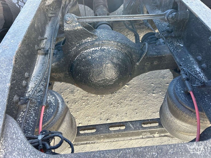 2013-mack-cxu613-t/a-day-cab-truck-tractor-image-26