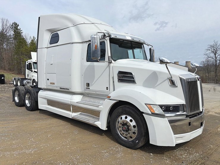 2017-western-star-5700xe-image-1