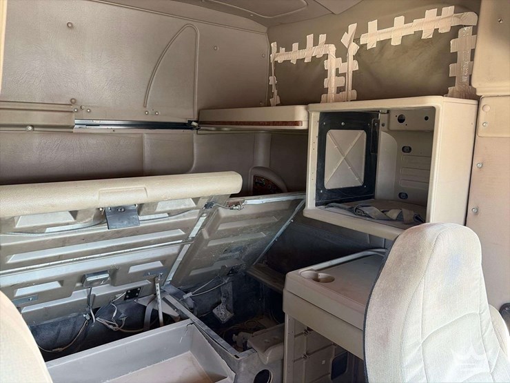 2007-international-9400i-t/a-sleeper-cab-truck-tractor-image-17