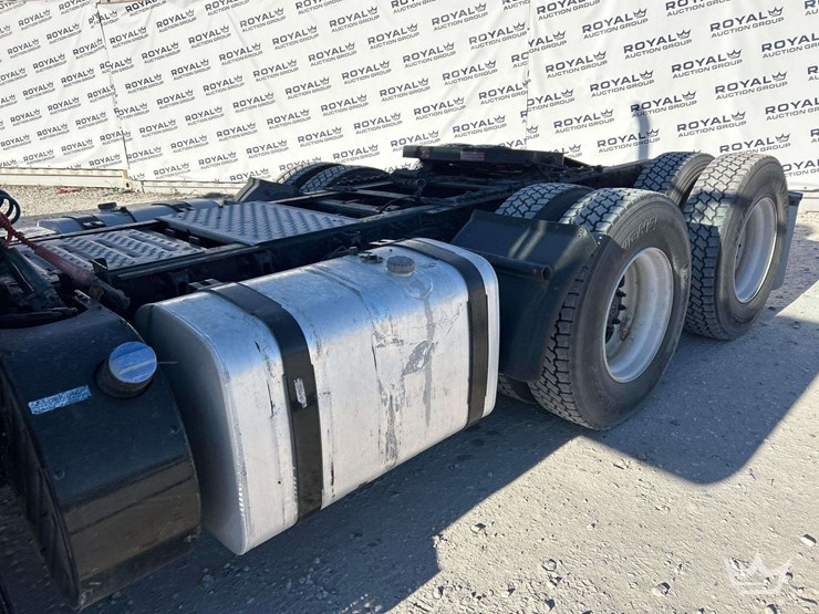 2013-mack-cxu613-t/a-day-cab-truck-tractor-image-22