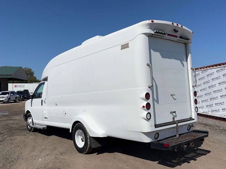 2010-chevrolet-express-3500-image-4