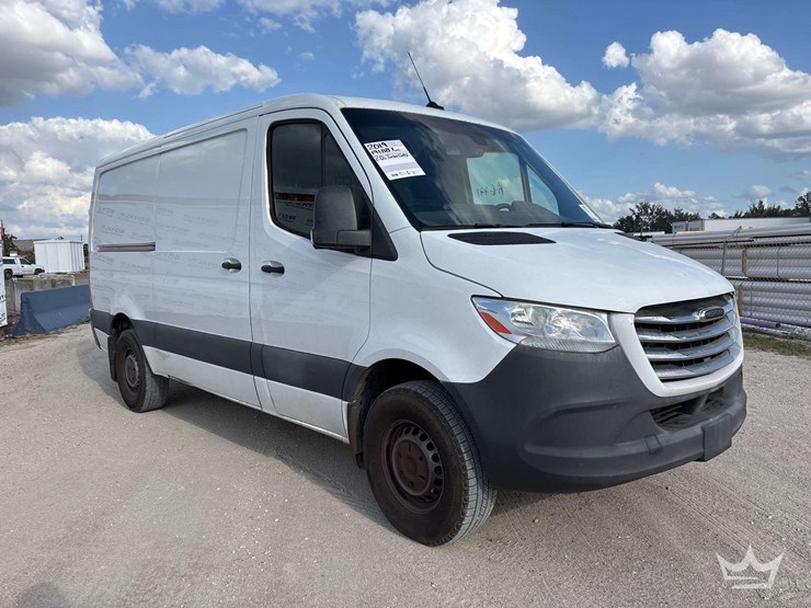 2019-mercedes-sprinter-2500-cargo-van-image-2
