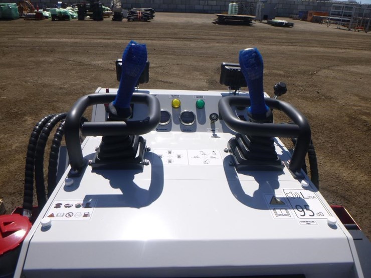 battler-st28h-6-skid-steer-track-loader-image-15