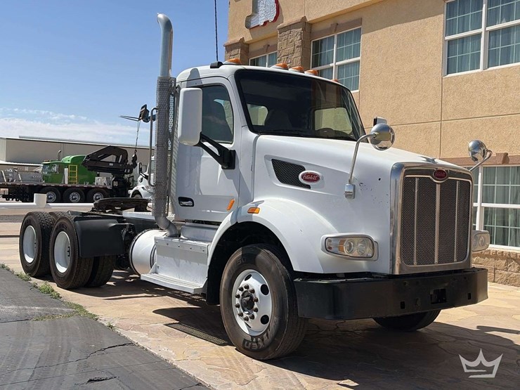 2015-peterbilt-567-image-2