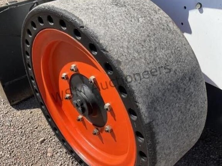 2015-bobcat-s750-image-9