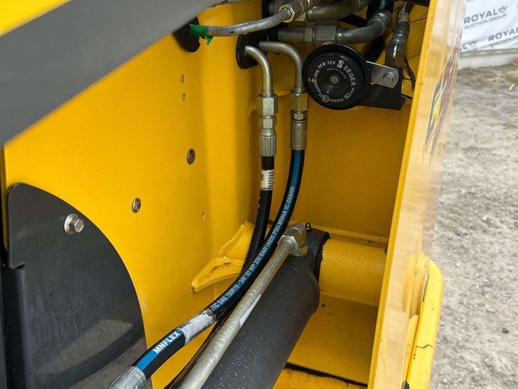 2023-new-holland-c327-image-16